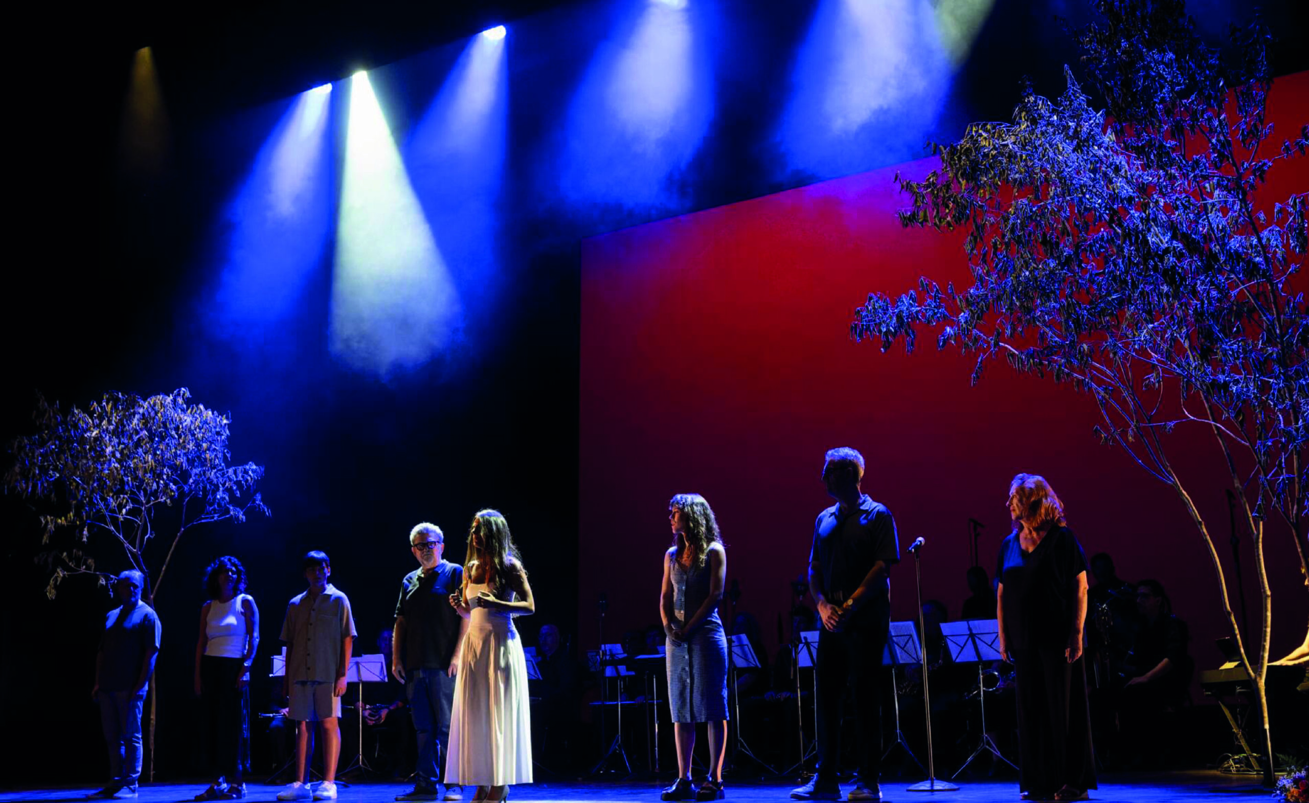 Las artes escénicas valencianas dan las gracias con una gala multitudinaria